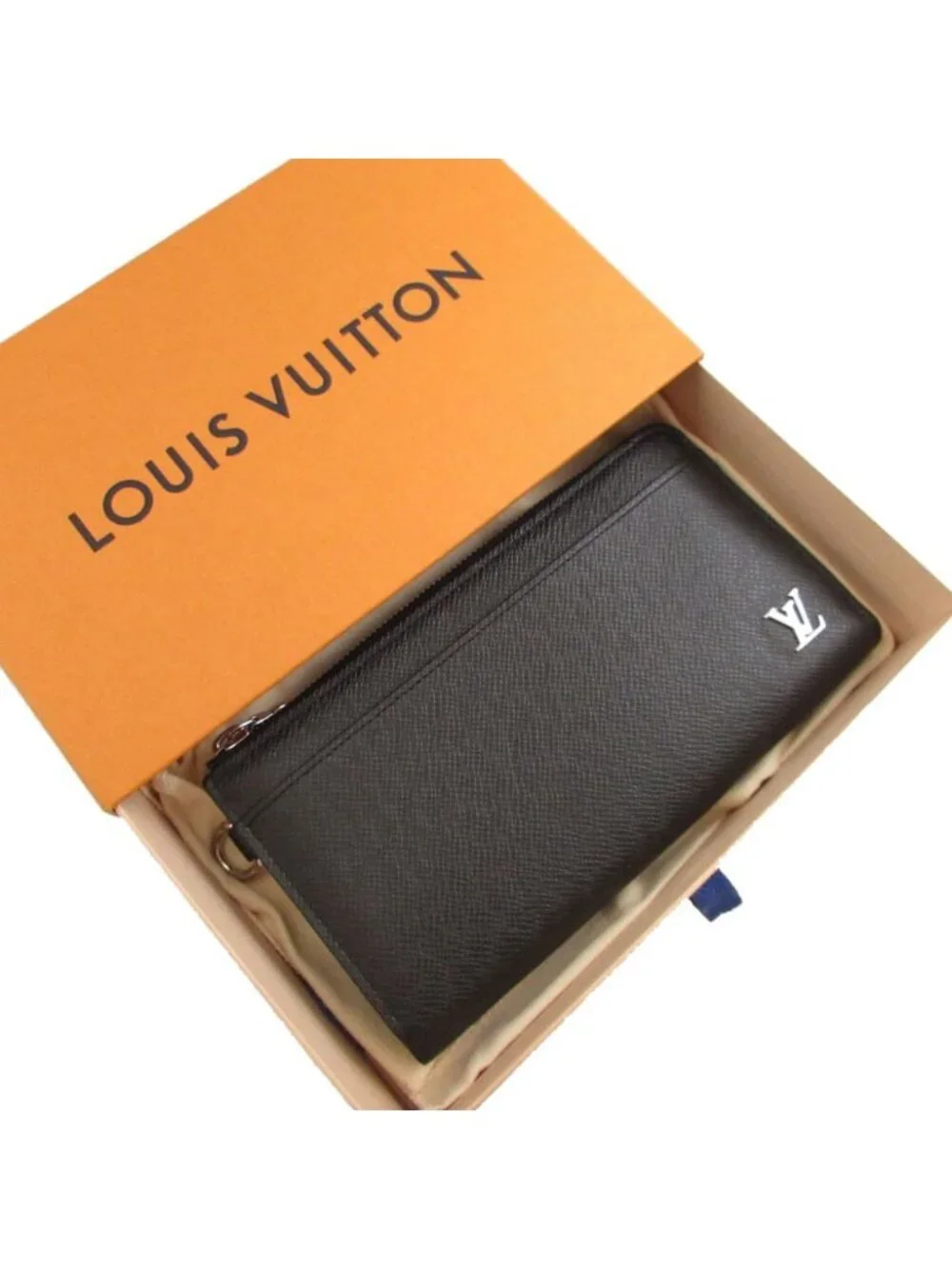 Louis Vuitton Taiga Zippy Dragonne Black L-shaped Zipper Wallet